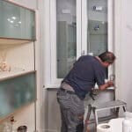 posatore-serramenti-al-lavoro