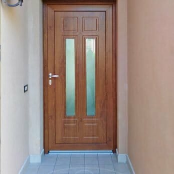 Il pannello della nuova porta blindata d’ingresso con vetri antisfondamento