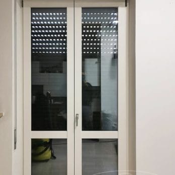 La nuova porta finestra in alluminio nel soggiorno