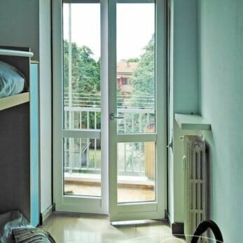 Nuova porta finestra in alluminio della camera con tapparella aperta