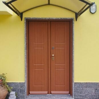 Il nuovo portone blindato elettronico visto dall’esterno della casa