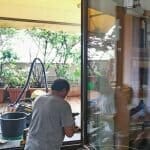 posatore-al-lavoro-posa-serramenti