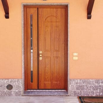 Il pannello della nuova porta blindata d’ingresso visto dall’esterno