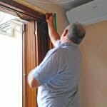 posatore-infissi-al-lavoro