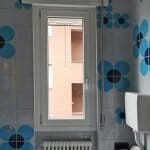 finestra-pvc-bagno-colorato