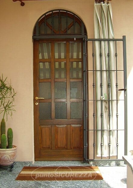 inferriata-apribile-con-sopraluce-a-tutto-sesto inferriata-apribile-con-sopraluce-a-tutto-sesto