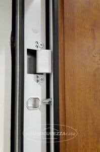 Porta blindata: dettaglio cerniera a scomparsa