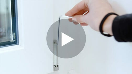 La tua finestra non si chiude? Prova a regolare le cerniere