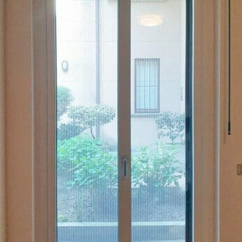 La nuova porta finestra in alluminio con la zanzariera plissettata chiusa