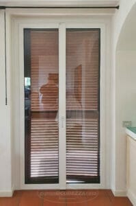 La nuova porta finestra in alluminio con la persiana chiusa