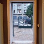 smontaggio-vecchia-porta-ingresso
