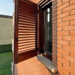 Persiana in alluminio aperta sulla facciata