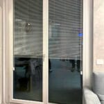 Portafinestra in legno alluminio con veneziane interno vetro