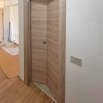 Apertura porta a libro in legno