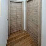 Porte a libro nel corridoio