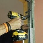 avvitare-telaio-porta