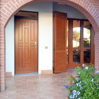 Portoncino e finestra con persiane nuove