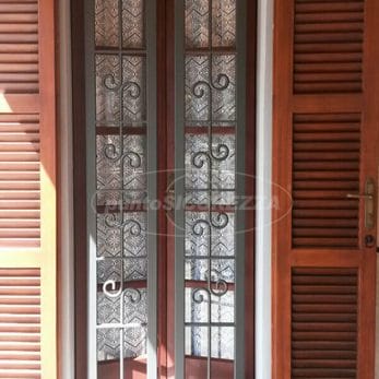 grata-finestra-persiana-legno