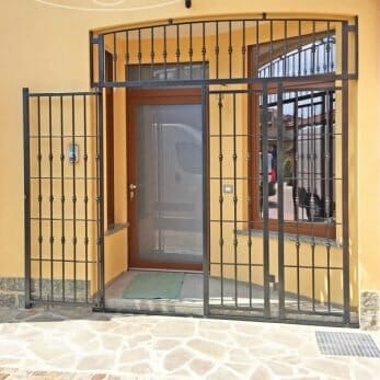 La nuova inferriata dell’ingresso aperta