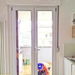 porta-finestra-cucina-bianca