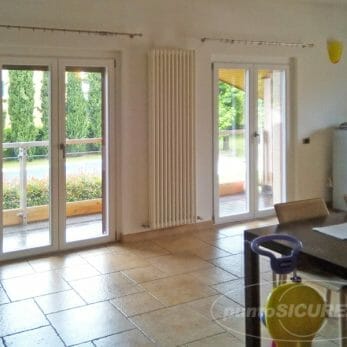 Vista dei nuovi serramenti in legno.alluminio nel soggiorno