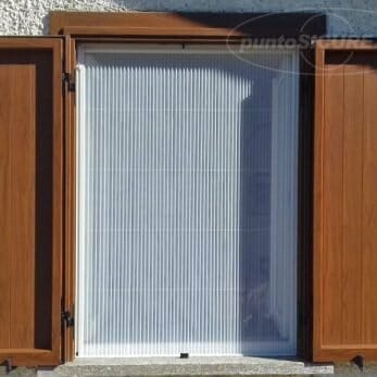 La zanzariera plissè comoda e stabile su una finestra della casa